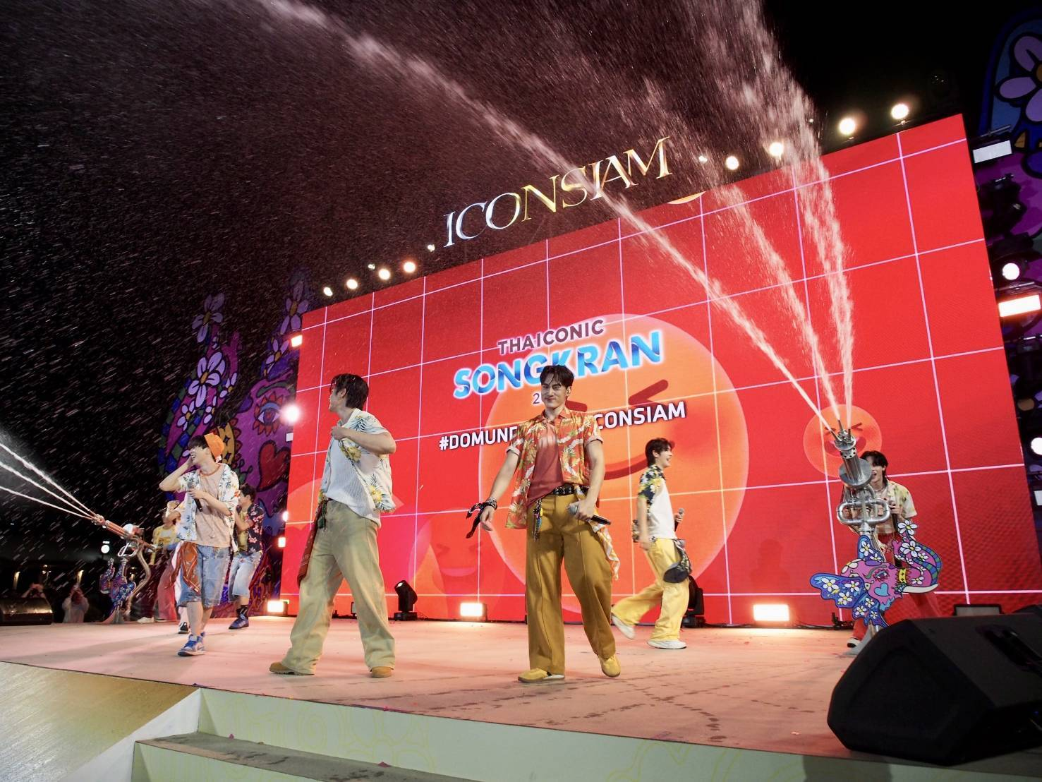 ไอคอนสยาม สาดความสุขไม่พัก จัดเต็มความบันเทิงครบรสริมเจ้าพระยา“อู่อู๋–เซฟ”, “ริวจิน–แพทจิ”, “DOMUNDI GEN 5” ปล่อยเคมีความจิ้นเพลินกับลิเกเงินล้าน “ศรราม น้ำเพชร” และมันต่อเนื่องด้วยมินิคอนเสิร์ต “New Country”